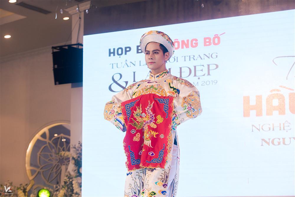 Lần đầu tiên trang phục Hầu đồng được đưa lên sàn diễn thời trang-1