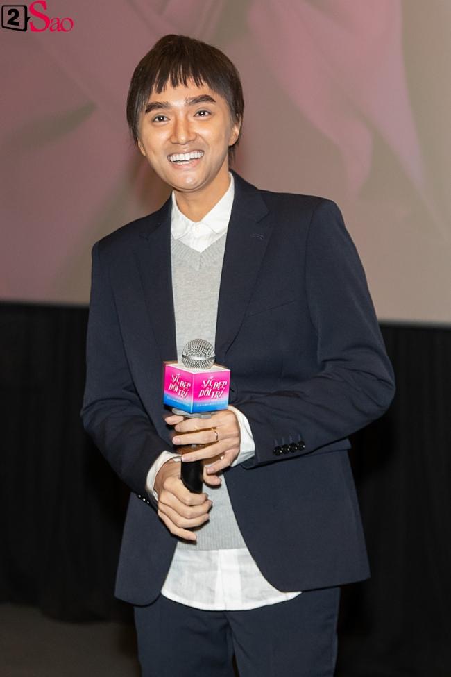 Hương Giang trở lại làm đàn ông và hôn bạn đồng giới ngay tại sự kiện ra mắt phim-4