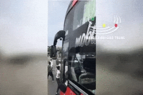 CLIP: Biển người chôn chân giữa phố Hà Nội sau giông lốc mạnh-8