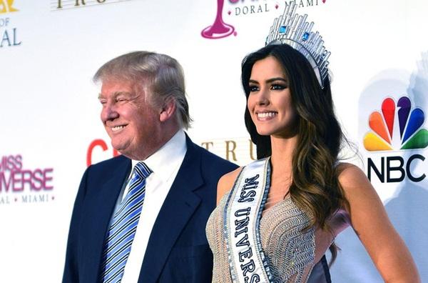 Trước đó, Paulina Vega là người đẹp Colombia đoạt vương miện Hoa hậu Hoàn vũ 2014. Cô cũng là Hoa hậu Hoàn vũ cuối cùng dưới 