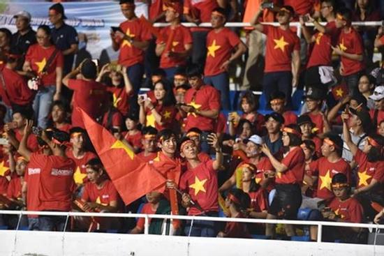 Không khí náo nhiệt trên khán đài trận U22 Việt Nam