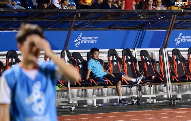 Rời sân vì chấn thương, hình ảnh Quang Hải buồn bã nhìn đồng đội thi đấu làm fans xót xa-2