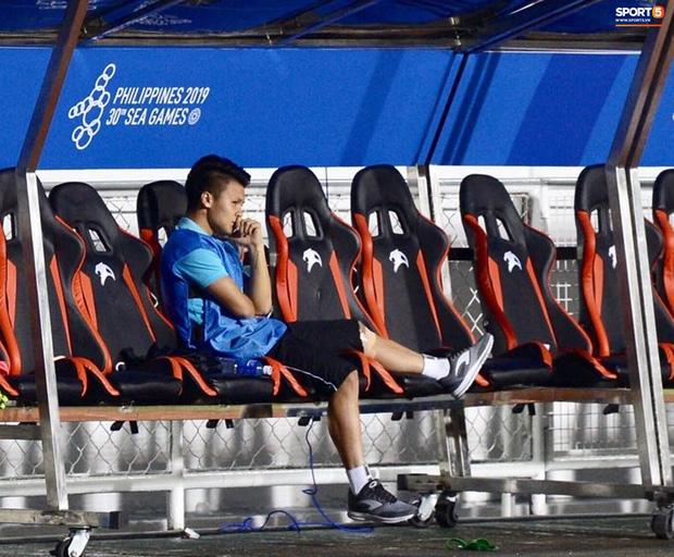 Rời sân vì chấn thương, hình ảnh Quang Hải buồn bã nhìn đồng đội thi đấu làm fans xót xa-3