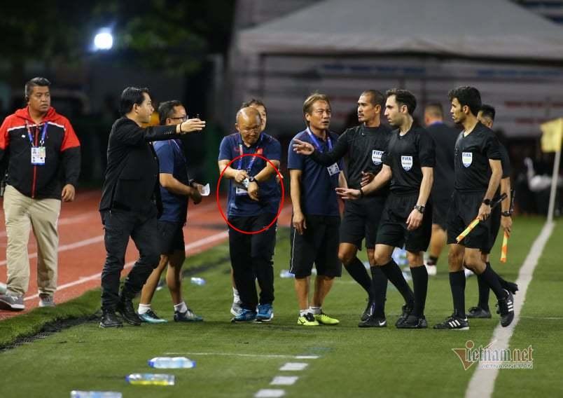 Lan truyền khoảnh khắc thầy Park nổi đóa với trọng tài vì làm U22 Việt Nam gặp bất lợi-1