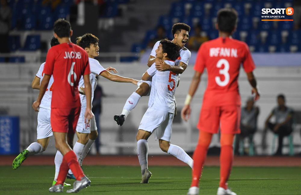 Hình ảnh hài hước chưa lên sóng: Văn Hậu nhấc bổng Đức Chinh đu đưa ăn mừng chiến thắng-2