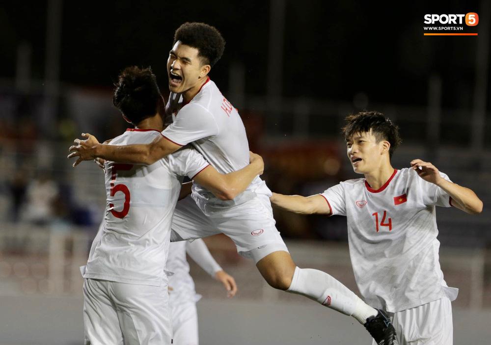 Hình ảnh hài hước chưa lên sóng: Văn Hậu nhấc bổng Đức Chinh đu đưa ăn mừng chiến thắng-1