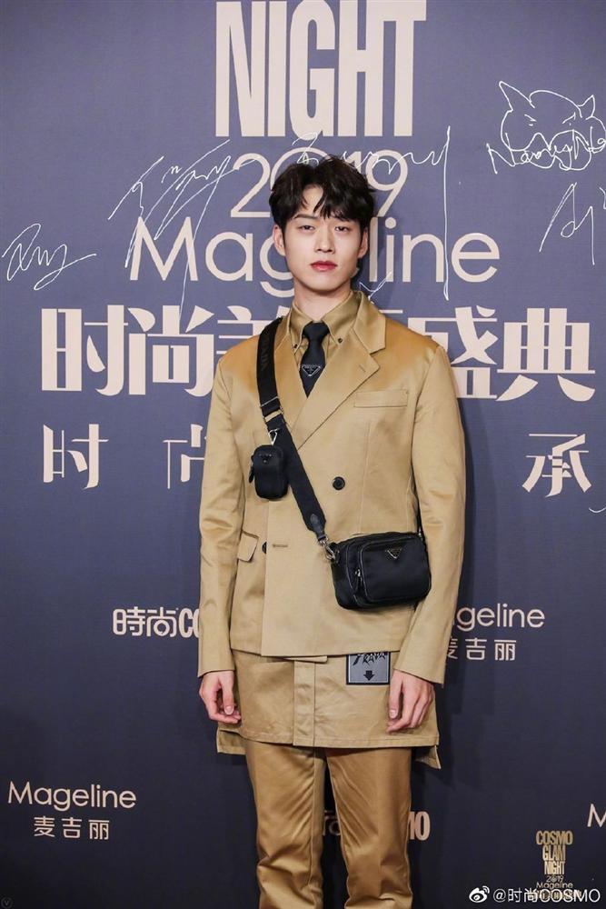 Thảm đỏ Cosmo: Địch Lệ Nhiệt Ba khoe vòng 1 bỏng mắt, Yoona lép vế dàn mỹ nhân Hoa ngữ-18