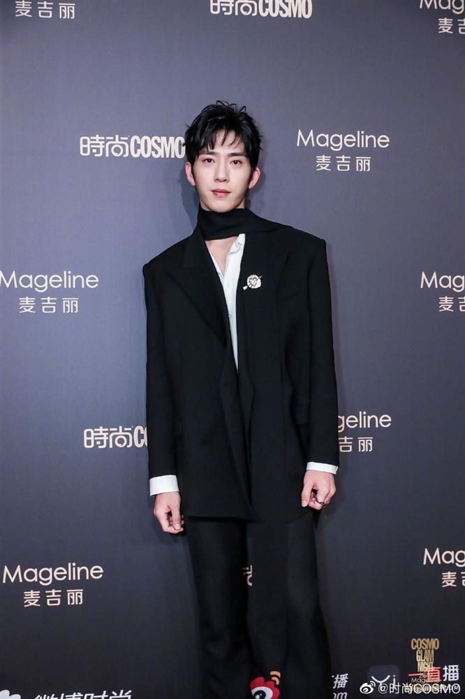 Thảm đỏ Cosmo: Địch Lệ Nhiệt Ba khoe vòng 1 bỏng mắt, Yoona lép vế dàn mỹ nhân Hoa ngữ-22