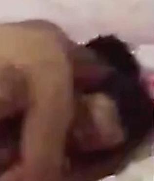 SỐC: Cô dâu - chú rể làm chuyện ấy ngay trước mặt quan khách trong phòng tân hôn-1