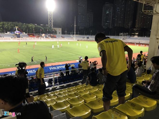 HLV Nishino bỏ về sau khi Hà Đức Chinh ghi bàn vào lưới Singapore-1