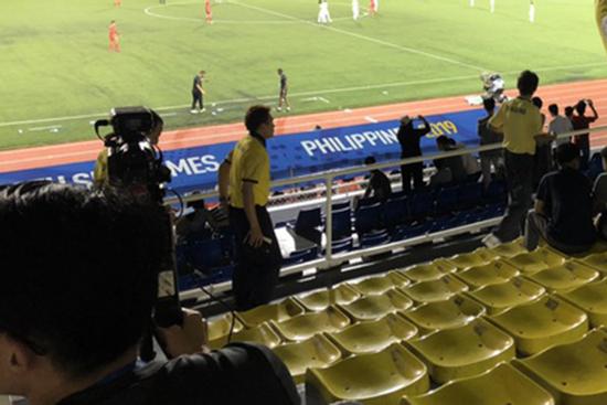 HLV Nishino bỏ về sau khi Hà Đức Chinh ghi bàn vào lưới Singapore