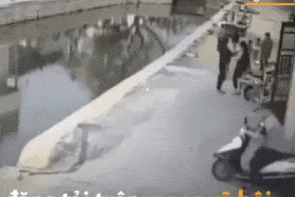Clip: Thanh niên ngồi trên xe máy, đột nhiên rồ ga rồi lao thẳng xuống mương làm mọi người ngỡ ngàng