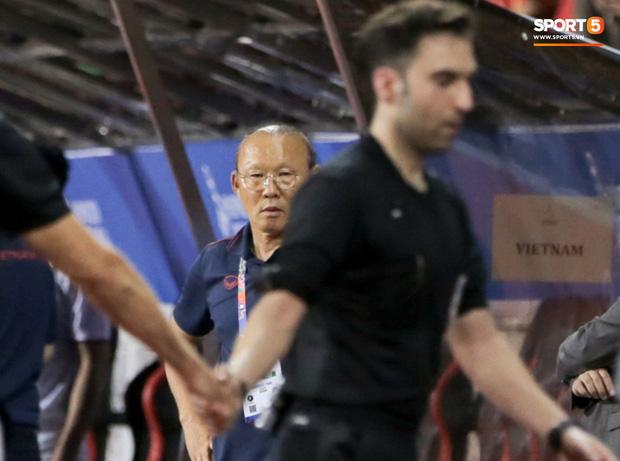 Học trò bị xử ép, thầy Park tung ánh mắt hình viên đạn về phía trọng tài trận Việt Nam - Singapore-2