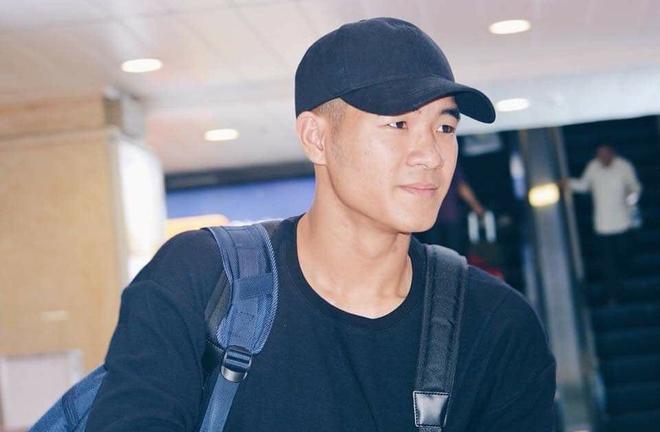 Hà Đức Chinh thích mặc áo phông trắng, không ngại khoe bụng 6 múi-1