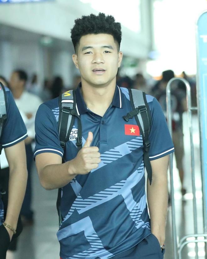 Hà Đức Chinh thích mặc áo phông trắng, không ngại khoe bụng 6 múi-2