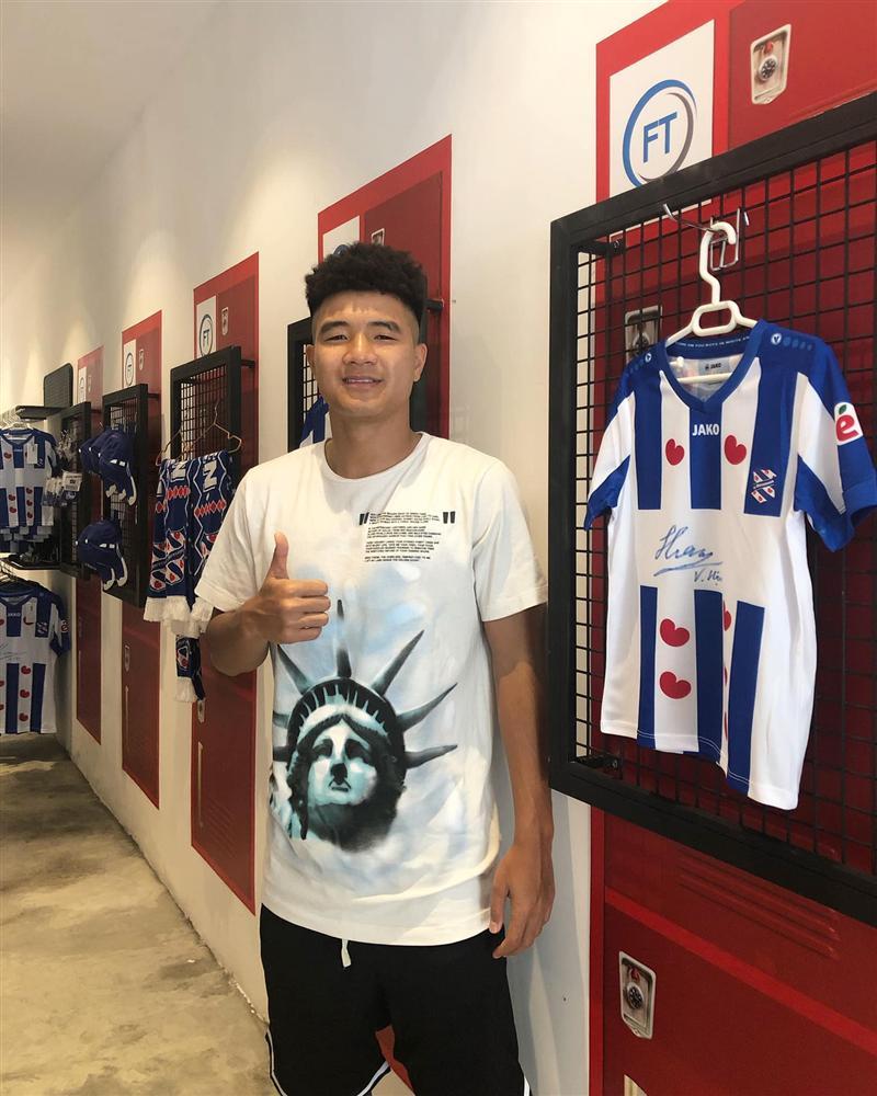 Hà Đức Chinh thích mặc áo phông trắng, không ngại khoe bụng 6 múi-3