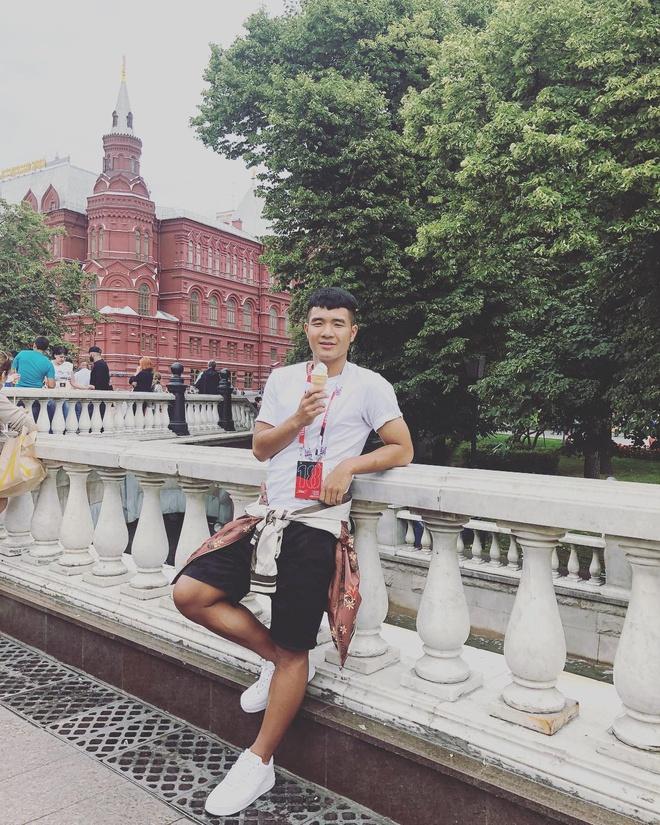 Hà Đức Chinh thích mặc áo phông trắng, không ngại khoe bụng 6 múi-5