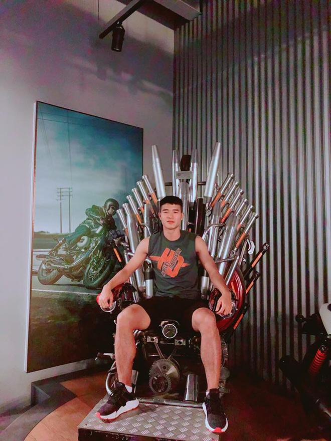 Hà Đức Chinh thích mặc áo phông trắng, không ngại khoe bụng 6 múi-6