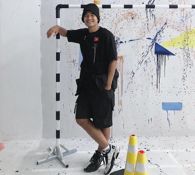 Hà Đức Chinh thích mặc áo phông trắng, không ngại khoe bụng 6 múi-7