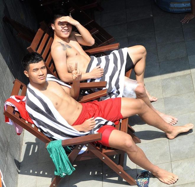 Hà Đức Chinh thích mặc áo phông trắng, không ngại khoe bụng 6 múi-8