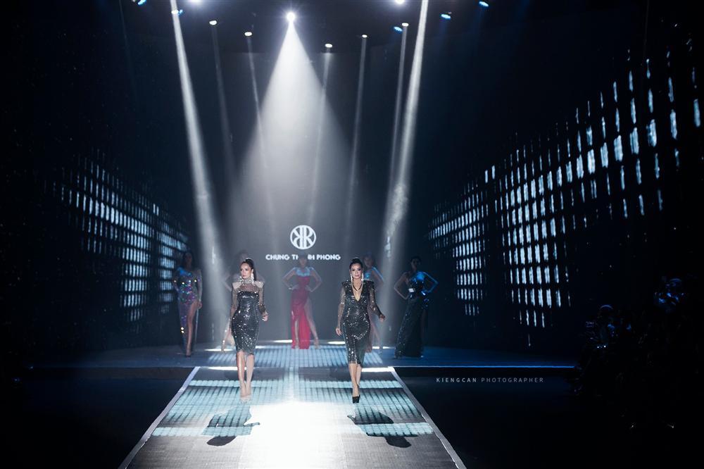 Chị em sinh đôi song hành catwalk: Thúy Hạnh ngã sấp mặt rồi cuống cuồng ôm giày, Thúy Hằng điềm nhiên bước tiếp-2