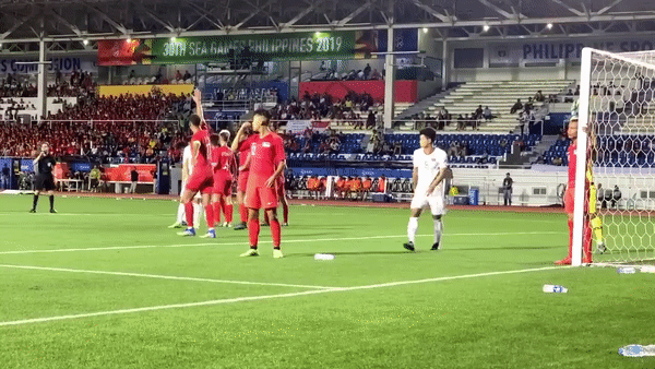 NGHIỆP QUẬT: Định chơi bẩn Việt Nam, cầu thủ Singapore bị Đức Chinh phát hiện và cái kết đau đớn-2