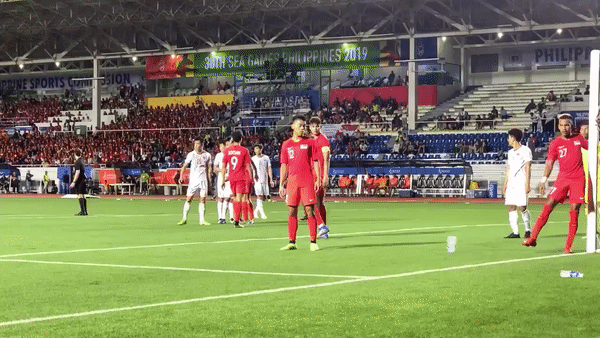 NGHIỆP QUẬT: Định chơi bẩn Việt Nam, cầu thủ Singapore bị Đức Chinh phát hiện và cái kết đau đớn-1