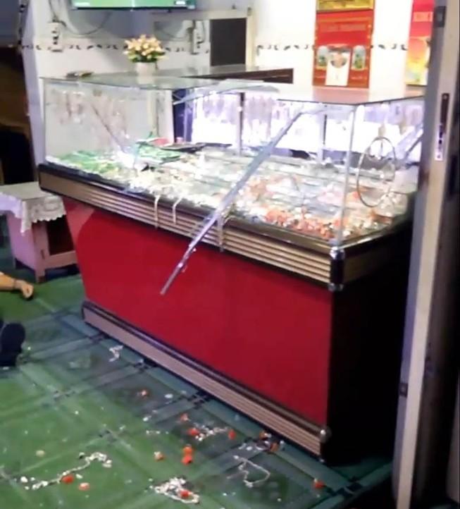 Vợ chồng chủ tiệm vàng ở Bình Định bị cướp đánh trọng thương khi đang xem bóng đá-1