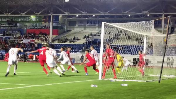 NGHIỆP QUẬT: Định chơi bẩn Việt Nam, cầu thủ Singapore bị Đức Chinh phát hiện và cái kết đau đớn-3