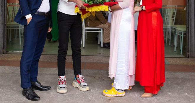 Hình ảnh đáng chú ý trong lễ ăn hỏi: Đôi giày kém duyên của cặp nam nữ bê tráp làm ai cũng ngán ngẩm-1
