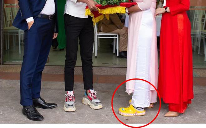 Hình ảnh đáng chú ý trong lễ ăn hỏi: Đôi giày kém duyên của cặp nam nữ bê tráp làm ai cũng ngán ngẩm-2