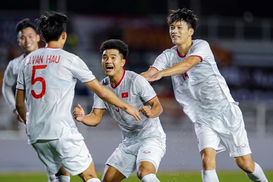 Giây phút Đức Chinh hạ gục U22 Singapore ngập tràn cảm xúc