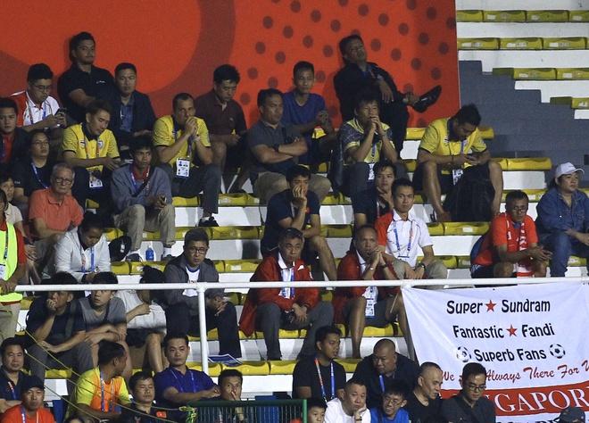 Phóng viên Thái Lan săn tin về chấn thương của Quang Hải-2