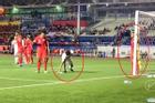 NGHIỆP QUẬT: Định chơi bẩn Việt Nam, cầu thủ Singapore bị Đức Chinh phát hiện và cái kết đau đớn