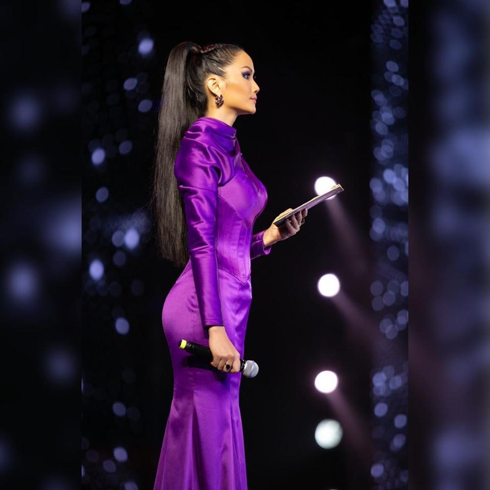 Chi tiết thú vị trên bộ đầm kín như bưng của HHen Niê khi làm host Hoa hậu Hoàn vũ Việt Nam 2019-1