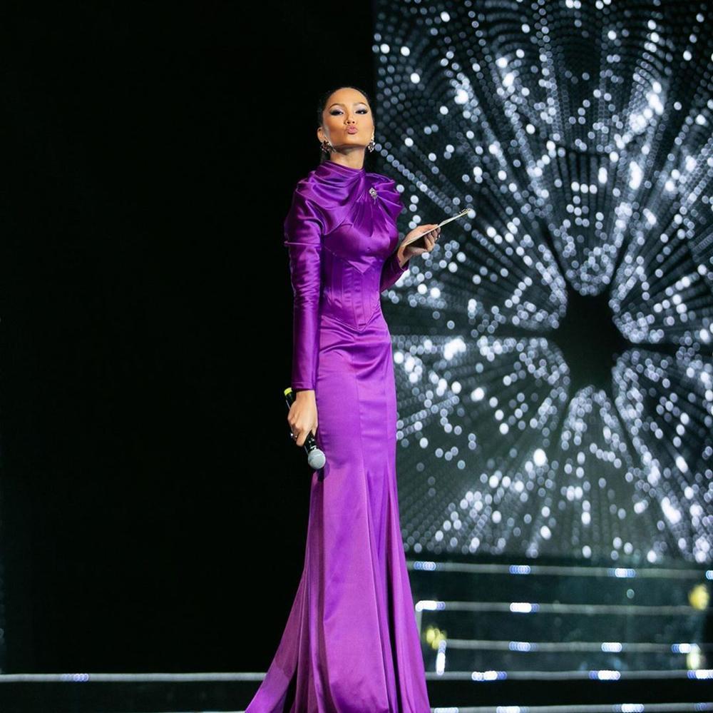 Chi tiết thú vị trên bộ đầm kín như bưng của HHen Niê khi làm host Hoa hậu Hoàn vũ Việt Nam 2019-2