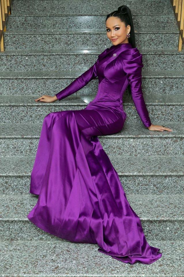 Chi tiết thú vị trên bộ đầm kín như bưng của HHen Niê khi làm host Hoa hậu Hoàn vũ Việt Nam 2019-3