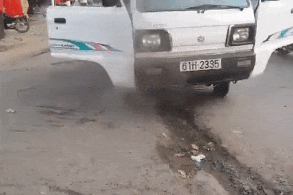 Clip: Sôi máu người giúp việc cầm chân bé 14 tháng tuổi dốc ngược lắc lấy lắc để ở Nghệ An-2