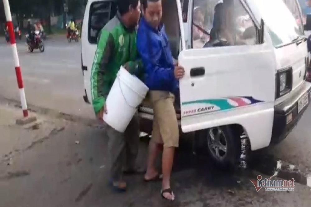 Xe đưa đón học sinh bốc cháy, khói nghi ngút, hàng chục em bỏ chạy tán loạn ở Bình Dương-2