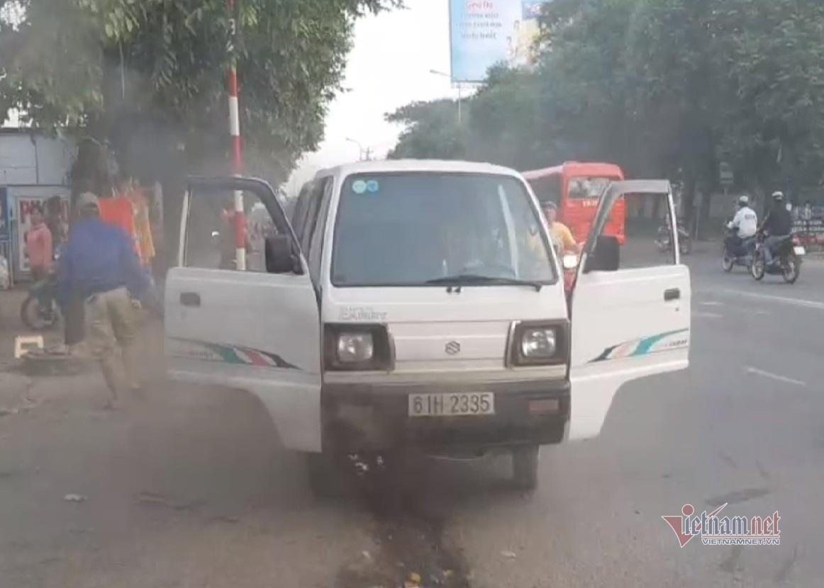 Xe đưa đón học sinh bốc cháy, khói nghi ngút, hàng chục em bỏ chạy tán loạn ở Bình Dương-1
