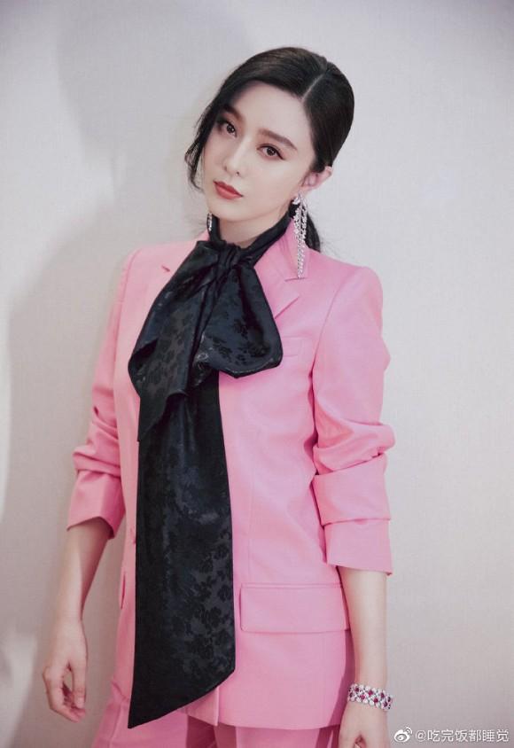 Phạm Băng Băng cực sến khi lên đồ hồng còn sử dụng phụ kiện siêu to khổng lồ-1