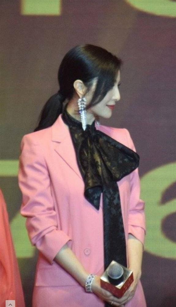 Phạm Băng Băng cực sến khi lên đồ hồng còn sử dụng phụ kiện siêu to khổng lồ-4