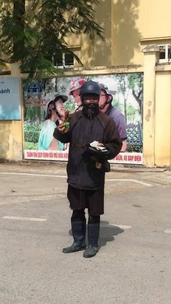 Người dân hoang mang khi bị đám người bôi mặt đen như than tổ ong, tay cầm đầu gà, xúc xích trừng mắt ăn xin-4