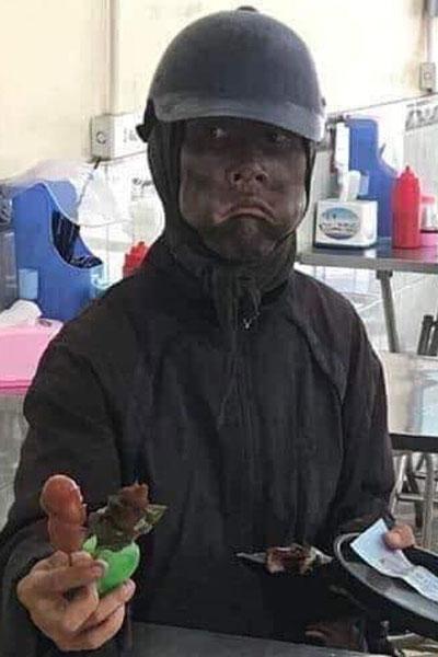 Người dân hoang mang khi bị đám người bôi mặt đen như than tổ ong, tay cầm đầu gà, xúc xích trừng mắt ăn xin-2