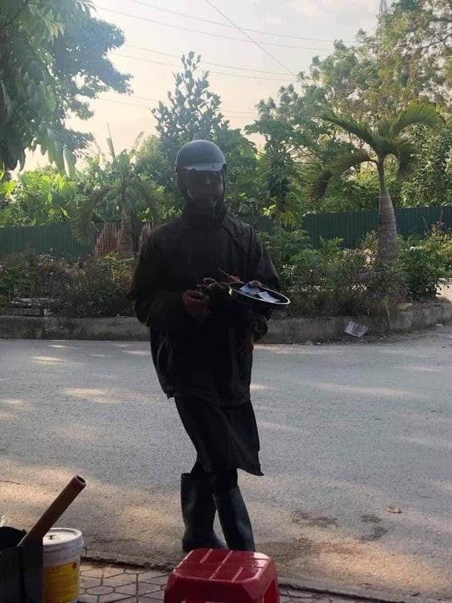 Người dân hoang mang khi bị đám người bôi mặt đen như than tổ ong, tay cầm đầu gà, xúc xích trừng mắt ăn xin-5