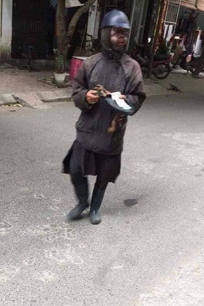 Người dân hoang mang khi bị đám người bôi mặt đen như than tổ ong, tay cầm đầu gà, xúc xích trừng mắt ăn xin-6