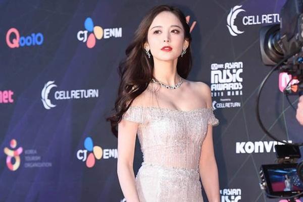 Cổ Lực Na Trát nói tiếng Anh thảm họa, dân mạng mỉa mai: Chỉ đẹp khi không mở miệng-7