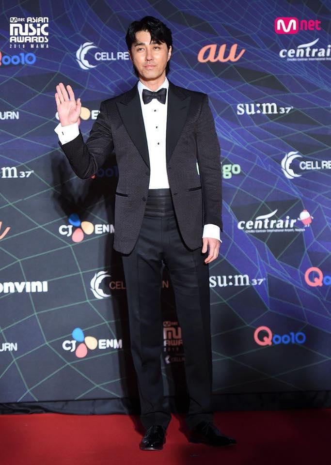 Thảm đỏ lễ trao giải MAMA: BTS cá tính, Cổ Lực Na Trát make-up vội vẫn đẹp xuất sắc-16