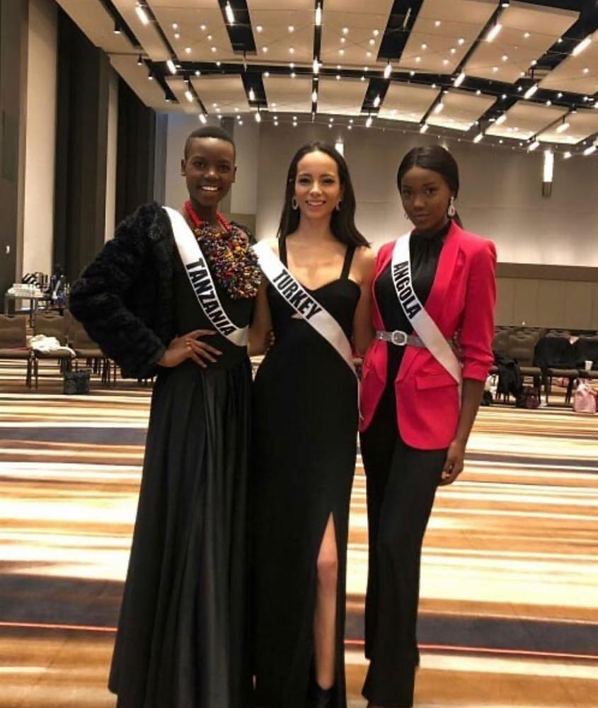 Miss Universe 2019 ngày thứ 6: Hoàng Thùy diện chiếc váy đẹp nhất, chặt đối thủ không chừa ai-12