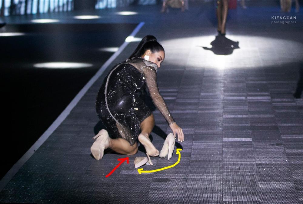 Sau cú ngã đau đớn trên sàn catwalk, Thúy Hạnh bất ngờ nhận được cơn mưa lời khen-1